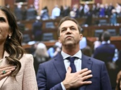 Kristi Noem, twarda kobieta w męskim świecie. Zabiła psa, robiła karierę u Trumpa. Aż ją wyrzucił