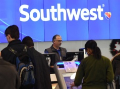 Koniec z AI w powietrzu? Pierwszy przewoźnik zakazuje nowoczesnych okularów