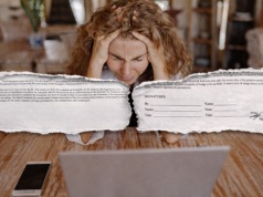 Jedno zdanie w umowie, przez które Polacy tracą pieniądze. Prawie nikt go nie czyta