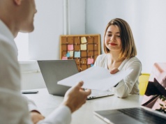 Kompetencje to wciąż za mało. Dlaczego w biznesie wciąż wygrywa tupet