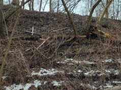 Krzyże pod Kopcem Powstania Warszawskiego zniszczone. Wandalizm czy siła natury?