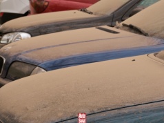 Zaczęło się. Pył z Sahary znów szpeci nam samochody. Jak z nim sobie radzić? Nie popełnij tych błędów