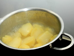 Nie gotuj ziemniaków w wodzie. Zastąp ją tym, a wyjdą dużo smaczniejsze