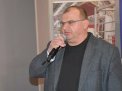 System sam karmi i ścieli w oborze. Jedna osoba obsługuje 500 krów