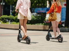 Jazda na hulajnogach elektrycznych bywa niebezpieczne. Wypadków przybywa, mandatów również