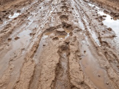 Spór o dojazd i miejskie procedury. Mieszkańcy czekają na drogę