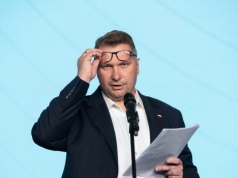 Majątek kandydata PiS na premiera. Dwa kredyty, brak mieszkania i samochodu