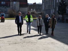 Podwórze za blisko 240 tysięcy złotych. Bez skrawka zieleni