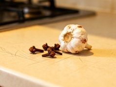 Wykorzystaj te dwa produkty zamiast pułapki. Ten trik odstraszy muszki owocówki raz na zawsze