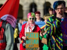 „Kwiaty w pięść”. Marsz z okazji Dnia Kobiet w Łodzi