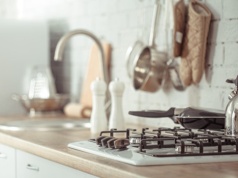 Nowy hit w aranżacji kuchni. To koniec mody na wyspy. Teraz wszyscy chcą tego rozwiązania