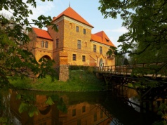 Mówią, że w tym zamku straszy duch zmarłej kasztelanki. Mimo to bywa nazywany "szczęśliwym"