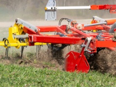 Płytka uprawa pod większą kontrolą. Pöttinger doposaża kultywator Plano w nowe funkcje