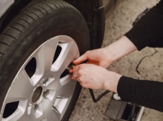 Opona nagle traci powietrze, a nie ma żadnej dziury. Winny może być drobny detal