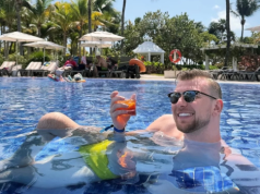 Taki to pożyje! Adrian Borecki wypoczywa w Meksyku. Plaża, słońce i karaoke