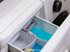 Klapka w szufladzie pralki. Mało kto zna jej prawdziwą funkcję