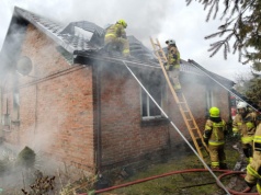 Pożar budynku mieszkalnego w Trzeszczanach Pierwszych. Na miejscu pracowało ponad 50 strażaków
