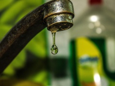 Gmina Małdyty. Podczas mrozów, mieszkańcy Budwit nosili wodę z sąsiedniego budynku