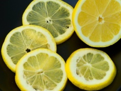 Wystarczy mały owoc i kilka liści. Połóż to przy oknie. Efekt zobaczysz po chwili