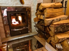 Tego drewna lepiej nie wrzucaj do kominka. Dymi, szkodzi i jest niezgodne z przepisami