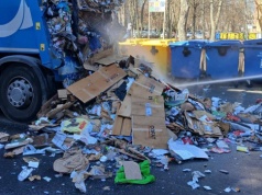 Pożar akumulatorów w śmieciarce. Nie wyrzucaj baterii do odpadów komunalnych!