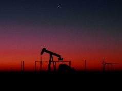 Czarny poniedziałek na rynkach. Cena ropy naftowej +30 proc.