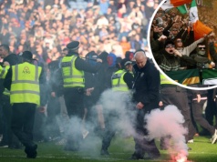 Totalny chaos! Wielka bijatyka kibiców, policja wbiegła na murawę. "Skrajna wrogość i przemoc"