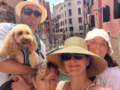 Mąż i dzieci lecieli tanimi liniami, żona z psem zwykłymi. Za PSYjazną podróż trzeba sporo płacić