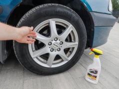 Pył hamulcowy na felgach – jak go skutecznie usunąć i wyczyścić felgi