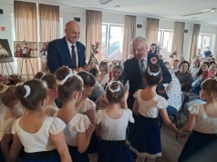 Folkowy Dzień Kobiet w Czarnożyłach. Wystawa, muzyka i kwiaty dla pań od samorządowców