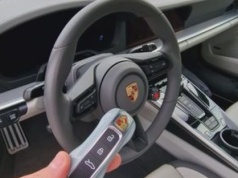 Jak otworzyć bagażnik w Porsche 911?