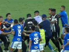 Skandaliczne sceny! Masowa bójka na boisku! Sędzia pokazał 23 czerwone kartki!