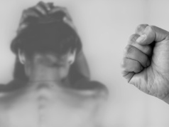 Horror partnerki 45-latka. Związał ją taśmą, dusił i ranił nożem. Sąd zdecydował ws. agresora