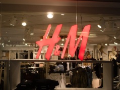 Gigant branży odzieżowej ogłasza masowe zwolnienia. Pracę może stracić ponad 400 osób