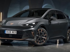 Cupra Born po liftingu z przyciskami na kierownicy, bez twardych paneli w drzwiach, z one-pedal driving. Znika bateria 82 (77) kWh