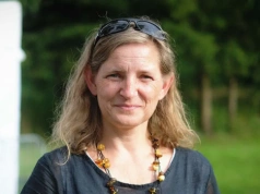 Rodzić i pisać po ludzku. Dlaczego masowo czytamy „Akuszerki” i „Położne” Jakubowskiej