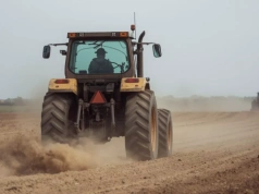 Jaki mandat za przewożenie osób ciągnikiem? Można stracić prawo jazdy