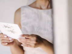 Nietypowe zaproszenia na wesele. Wysłali gościom chleb