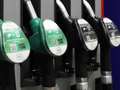 Śmieją się z cen oleju napędowego w Polsce. Oszczędzają 71 groszy na litrze