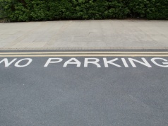 Czy w Wielkiej Brytanii wolno parkować na żółtych liniach?