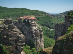 Nazywają je ósmym cudem świata. To miasto "wisi" na skałach