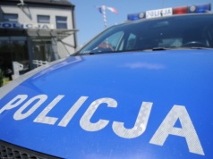 Dziewczynka błąkała się po plaży. Pomogli przechodnie i policja