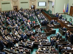 8 milionów złotych na podróże. Ujawniono szczegóły nowego przetargu w Sejmie, podatnicy przecierają oczy