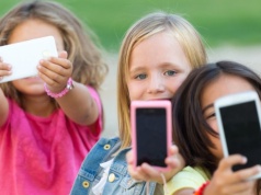 Zakaz social mediów dla najmłodszych. Były minister: cel jest inny