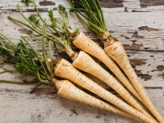 Posiej te rośliny obok pietruszki. Ogrodnicy mówią: „rośnie szybciej, ma dorodne korzenie”