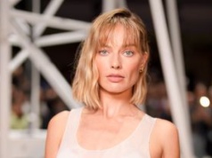 "Naga" bluzka to strzał w 10. Tylko patrzcie na Robbie