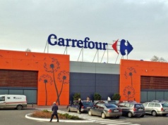 Koniec pewnej ery w Carrefour. Odważny ruch sieci tuż przed Wielkanocą. Półki opustoszały