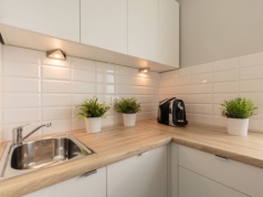 Urządzasz kuchnię? Kuchenkę i lodówkę koniecznie umieść w tym miejscu