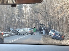 Kumulacja kolizji na wyjeździe z Olsztyna. Czołówka i dwa samochody w rowie