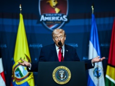 Trump atakuje Iran i chce ratować ropę odpuszczeniem sankcji Rosji